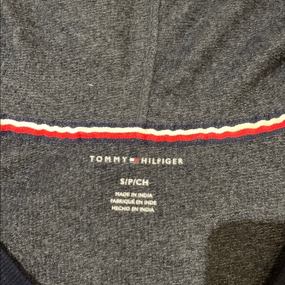 Small Tommy Hilfiger cropped hoodie - Picture 2 of 4